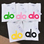 Alo 胸口字母立體發泡袖口定製布標寬鬆圓領短袖T恤
