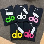 Alo 胸口字母立體發泡 袖口定製布標 寬鬆圓領短袖T恤