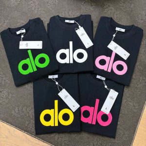 Alo 胸口字母立體發泡 袖口定製布標 寬鬆圓領短袖T恤